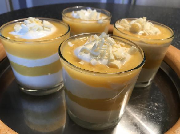 Weiße Schokoladen-Quark-Creme mit Mango- und Erdbeer-Fruchtsauce