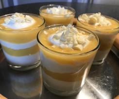 Weiße Schokoladen-Quark-Creme mit Mango- und Erdbeer-Fruchtsauce