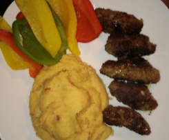 Cevapcici auf pikantem Püree