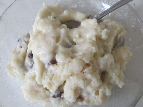 Griessbrei mit Rosinen und Kokos