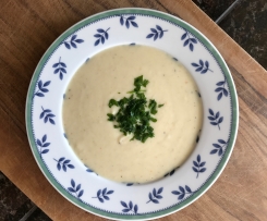 Pastinakensuppe mit Apfel, Weißwein und Chiliflocken
