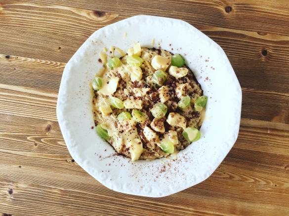 Porridge aus Hirseflocken mit Erdnussmus