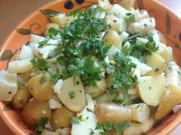 Warmer Spargelsalat mit Kartoffeln und Kerbel