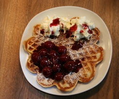 Marzipanwaffeln mit heißen Sauerkirschen