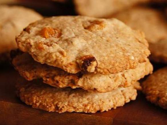 Kekse mit Kleie und Haferflocken mit Rosinen und trockener Marille