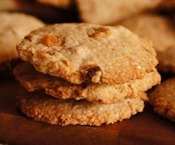 Kekse mit Kleie und Haferflocken mit Rosinen und trockener Marille