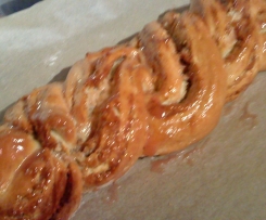 Haselnuss-Marzipan-Zopf