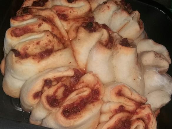 Faltenbrot mit Tomatenpesto