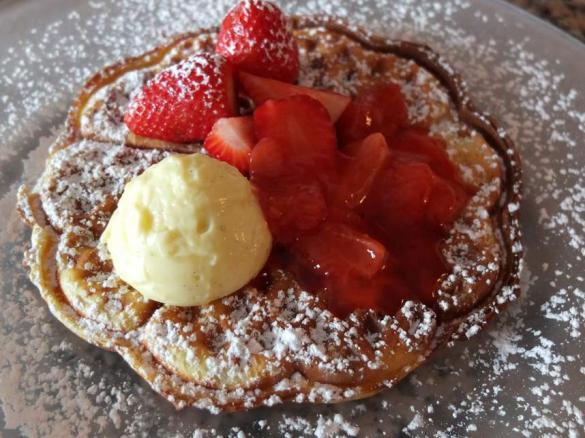 Butterwaffeln mit Erdbeer-Rhabarber-Kompott