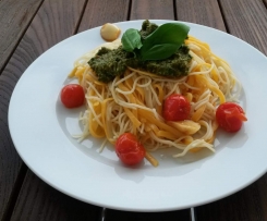 Nudeln mit Rucola-Pesto und Kirschtomaten