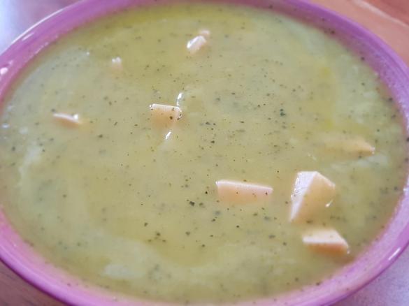 Kartoffelcremesuppe mit Zucchini