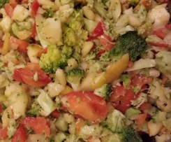 Fettreduzierte Variation von Brokkolisalat mit Pinienkernen 