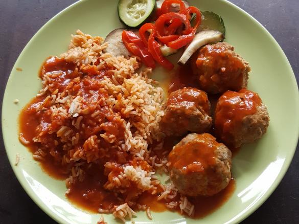 Mediterrane Hackbällchen mit Reis (All in One)