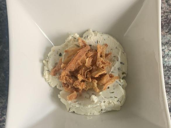 Zwiebel- Cheddar- Kräuter- Dip