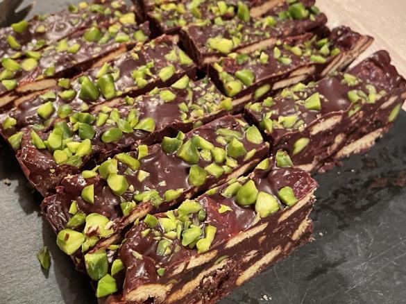 Kühlschrank-Schokokuchen mit Minze und Pistazien