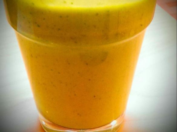 Grüner Power-Smoothie (Avocado, Kräuter, ACE-Saft)