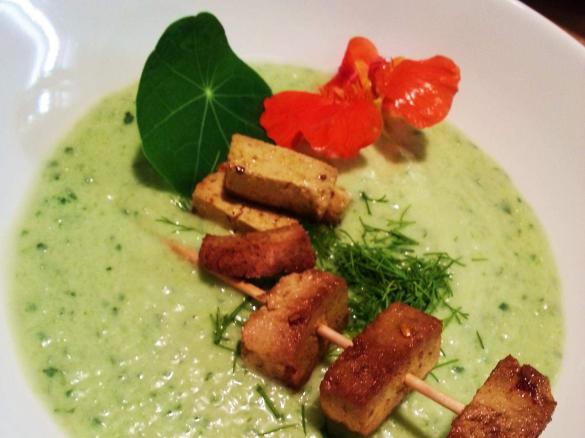 geeistes gurken-avocado-süppchen mit kokos