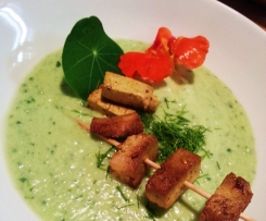 geeistes gurken-avocado-süppchen mit kokos