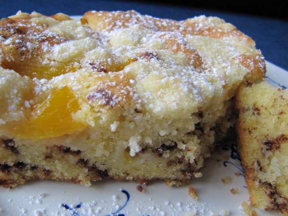 Eierlikörkuchen mit Pfirsichen und Streuseln