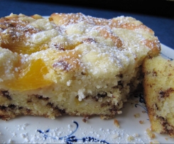 Eierlikörkuchen mit Pfirsichen und Streuseln