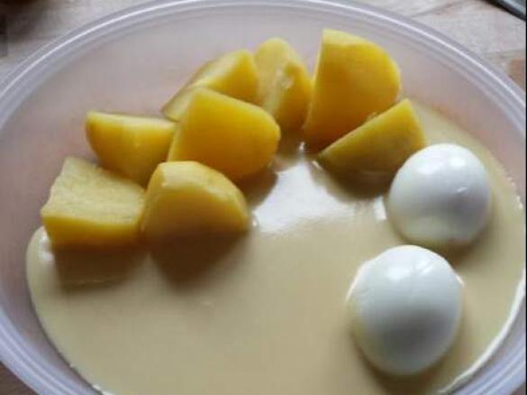 Kartoffeln und Eier mit Senfsoße