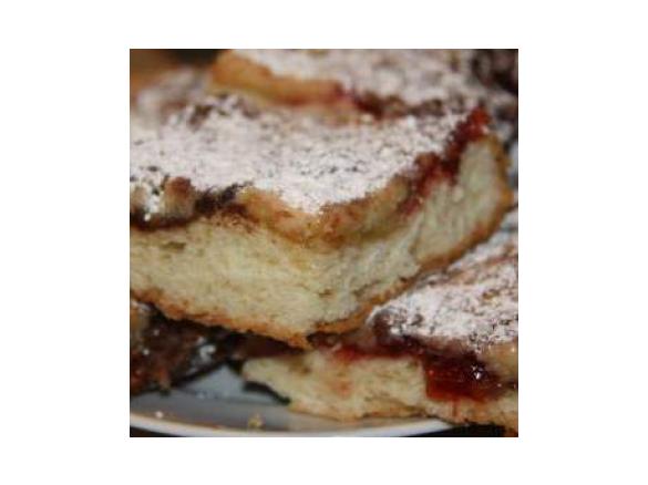 Hefekuchen mit Marmelade und Pflaumenmus