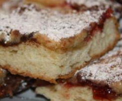 Hefekuchen mit Marmelade und Pflaumenmus