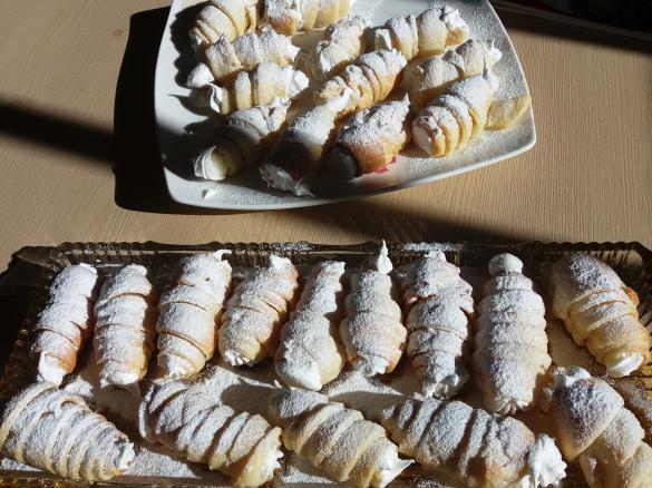 Schaumrollen mit Zuckerfüllung (keine Sahne)