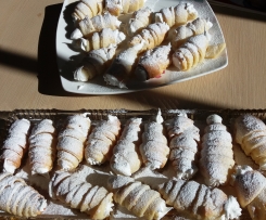 Schaumrollen mit Zuckerfüllung (keine Sahne)