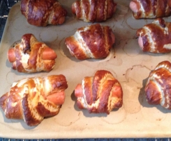  Laugencroissants gefüllt mit Wienerwürstchen