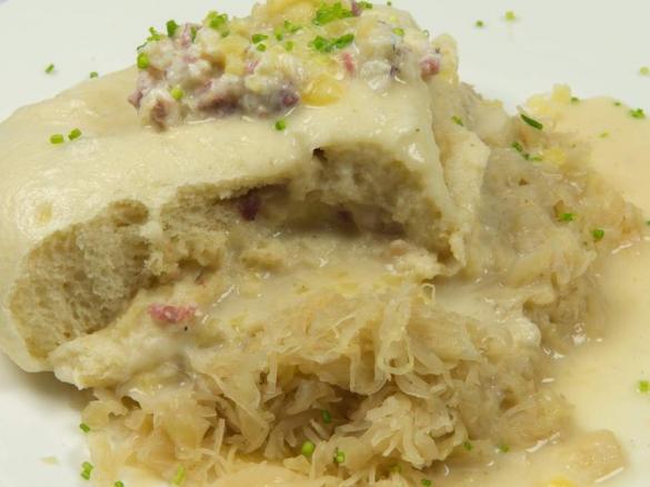 Herzhafte Germknödel mit Sauerkraut