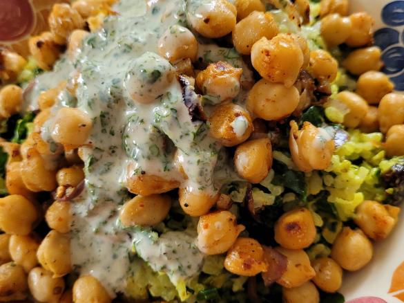 Curryreis & Harissa-Kichererbsen, Spinat und Cranberrysalat