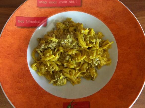 Gurken-Curry-Hack mit Nudeln