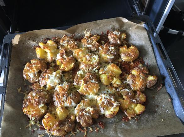 Knusprige smashed Potatoes mit Knoblauch