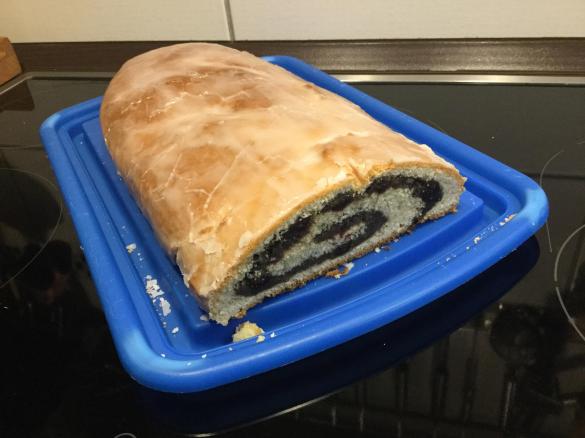 Saftiger Mohnstollen mit Marzipan