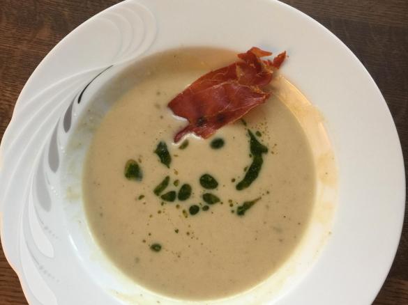 Maronensuppe mit Petersilienöl und Parmachip