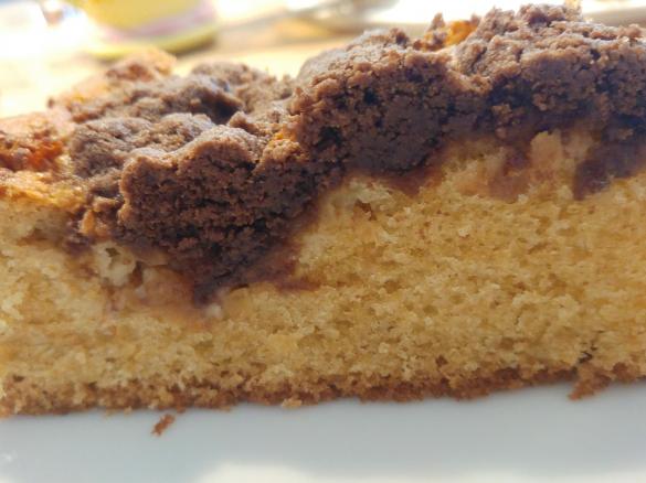 Saftiger Rührkuchen mit Äpfeln und Schokostreuseln