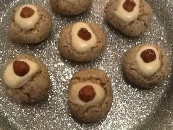 Zimtbällchen( Makronen mit Haselnüssen)