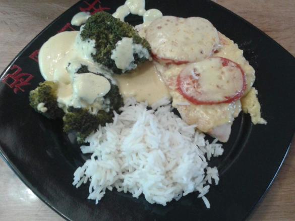 überbackene Putenschnitzel mit Brokkoli, Reis und Sauce Hollandaise
