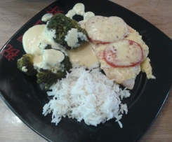 überbackene Putenschnitzel mit Brokkoli, Reis und Sauce Hollandaise