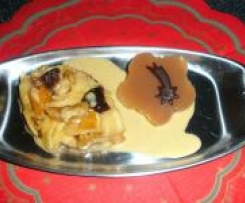 Weihnachtliches Punschgelee an glasierten Apfel-/Birnenspalten auf Lebkuchensahne