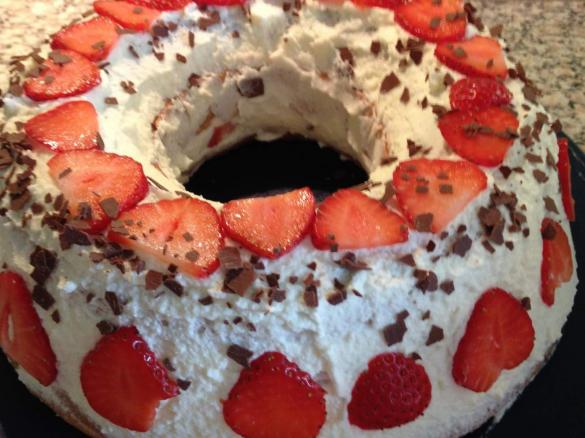 Frankfurter Kranz mit Erdbeer-Zitronen Füllung