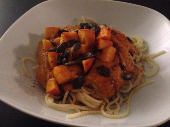 Vegane Kürbissauce mit Kürbiskernen