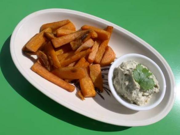 Schafskäse-Avocado-Dip mit Süßkartoffel-Pommes