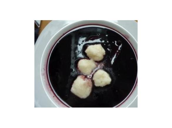 Fliederbeersuppe / Holundersuppe mit Grießklößchen
