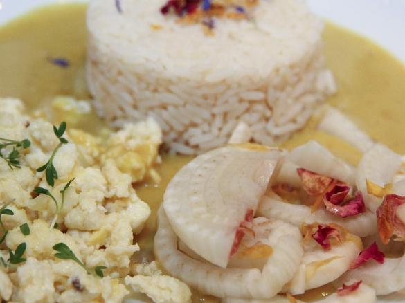 Fenchel-Blütengemüse mit Reis an Curry-Sauce