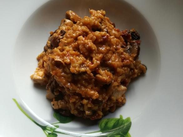 Tomatenrisotto mit Champignons und Geflügelfleisch