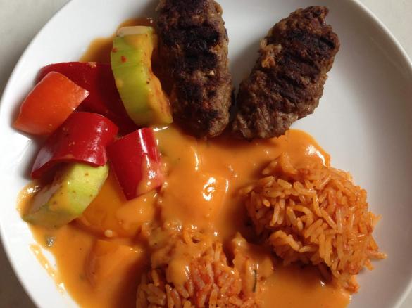 Cevapcici mit scharfem Paprikagemüse und Tomatenreis