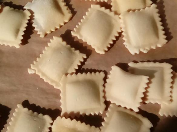 Ravioli mit Bärlauch-Ricotta-Füllung