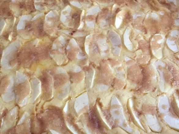 Variation von Apfelpfannkuchen vom Blech